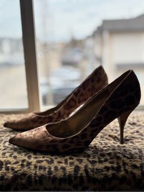 Guess Leopard print Logo Design pointed toe stilettos size 9.5